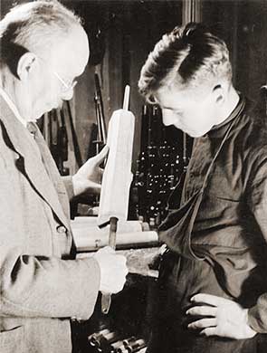 Vinzenz Püchner with apprentice, Graslitz, around&nbsp;1938
